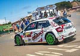El Skoda Fabia de los ganadores de la prueba, en acción.