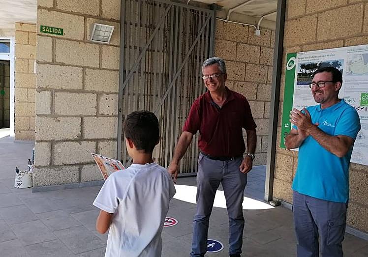 Germán Santana, director de la Universidad de Verano de Maspalomas, junto a Abel Galindo, de azul, entregó los diplomas este viernes,