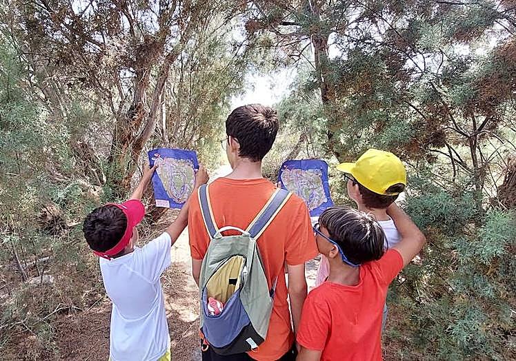 Un plano les ayuda a orientarse por el parque.