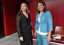 Dolores Corujo (d) y Jimena Delgado (i), candidatas al Congreso por el PSOE y el PP, respectivamente.