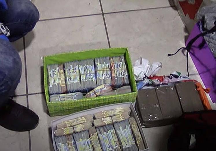 Imagen del hachís y el dinero incautado.