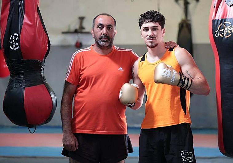 Fran Valdivia, acompañado por su padre Israel, en el gimnasio familiar de Tenoya.