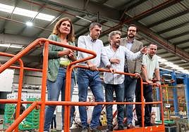 Imagen de la visita de los miembros del PP a la Cooperativa Agrícola Llanos de Sardina de Gran Canaria.