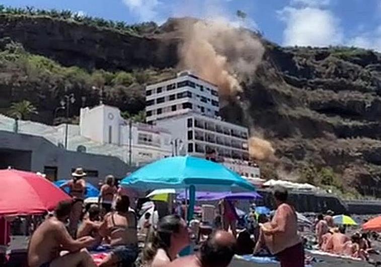 Derrumbe de una ladera en la playa de San Marcos.