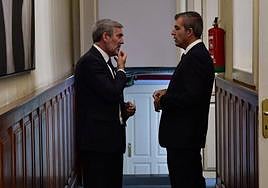 Fernando Clavijo (i), en la imagen con Manuel Domínguez, será investido presidente.