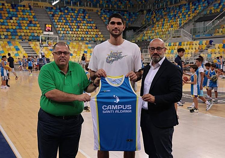 Imagen principal - Aldama: «Me emociona estar en la selección, es mi sueño desde pequeño»