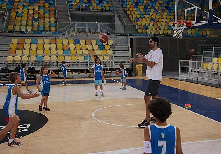 Aldama, jugando con los niños inscritos en su campus formativo.