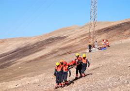 Los efectivos trasladan a una de las heridas montaña abajo.