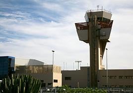 Imagen de la torre de control del aeropuerto de Gran Canaria, cuya privatización se ha planteado por el Ministerio de Transportes.