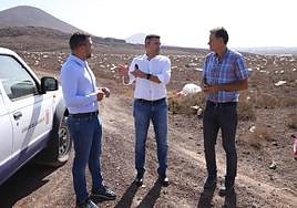 Betancort, Medina y Cejas, en la zona de influencia del vertedero de Zonzamas que se está limpiando de plásticos.