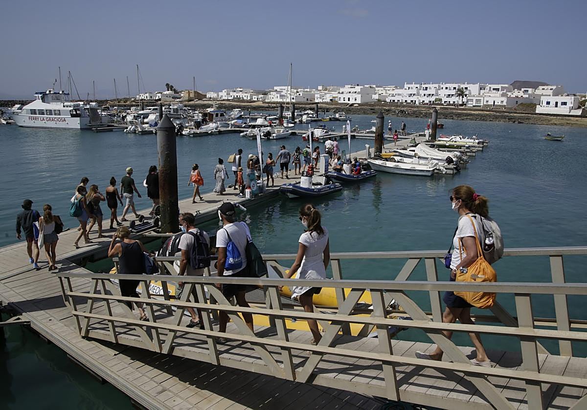 Pasajeros en el acceso al muelle de Caleta de Sebo, en La Graciosa.