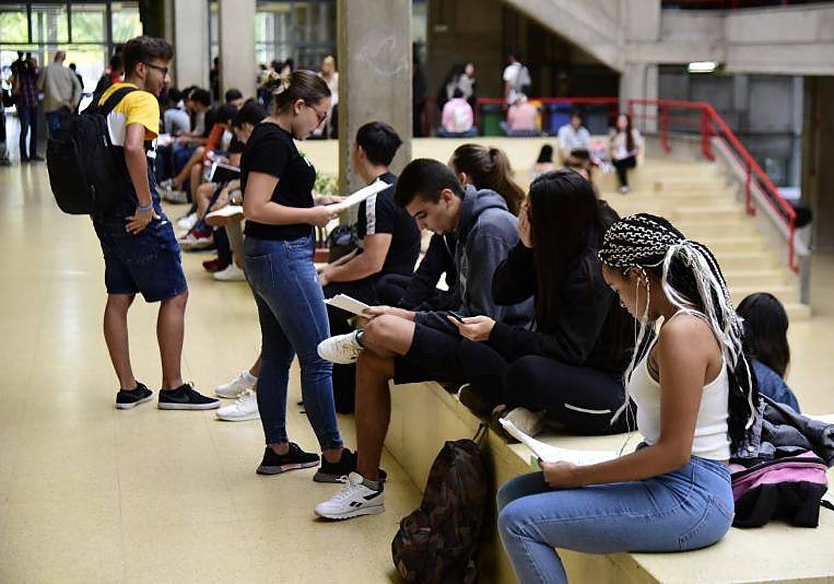 Alumnos preparando un examen en el campus universitario de Tafira.