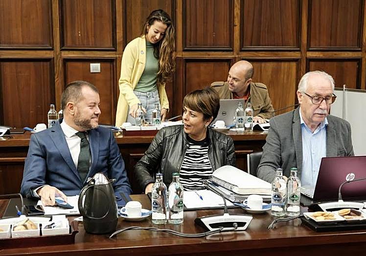 Olaia Morán, detrás y de pie, es consejera de Educación y Juventud del Cabildo grancanario.