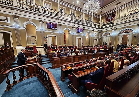 Fernando Clavijo abrió el pleno con un discurso de poco más de una hora.