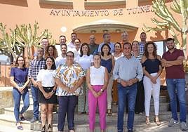La presidenta Lola García, la alcaldesa Candi Umpiérrez, consejeros y concejales.