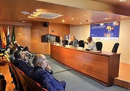 A la izquierda, Kamal Bennobuna y a la dcha., Henrique Silva. En el centro Juan Manuel Freire (Freiremar), moderador y miembro de Anacef, .