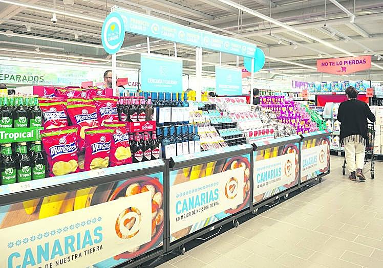 Imagen principal - Imágenes de diferentes supermercados ALDI en las Islas Canarias.