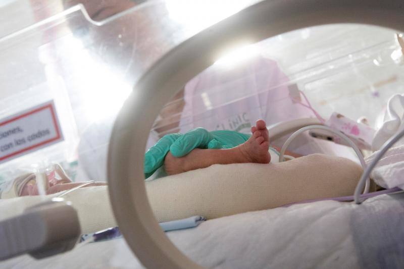 El hospital Clínic vacuna a bebés prematuros.