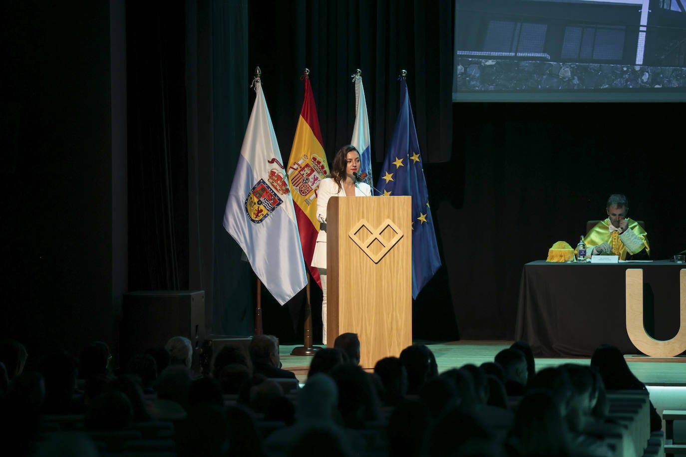 La Fernando Pessoa entrega las orlas en su nuevo paraninfo