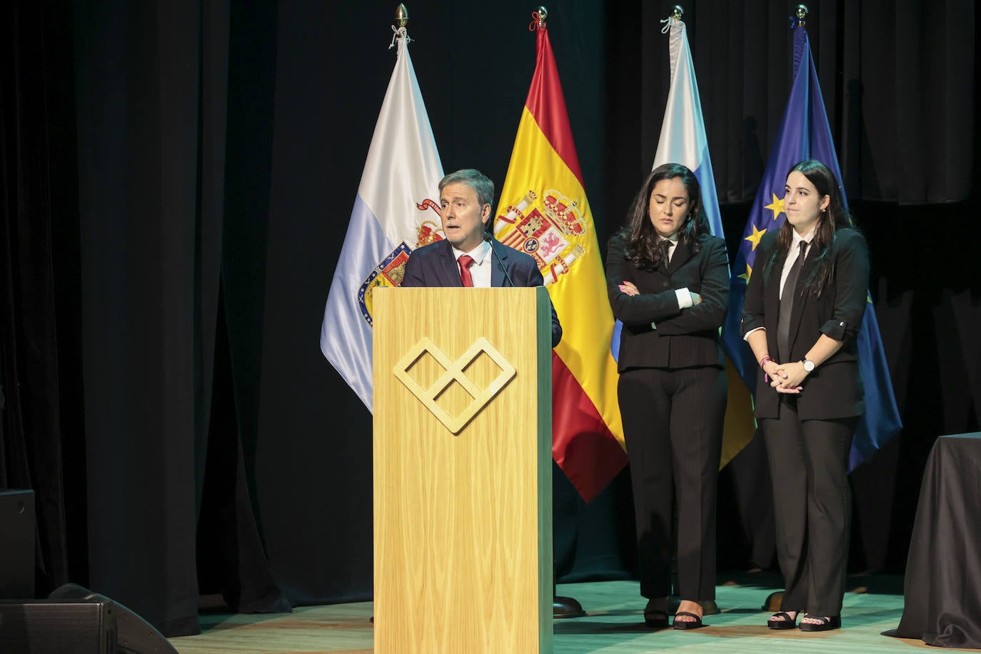 La Fernando Pessoa entrega las orlas en su nuevo paraninfo