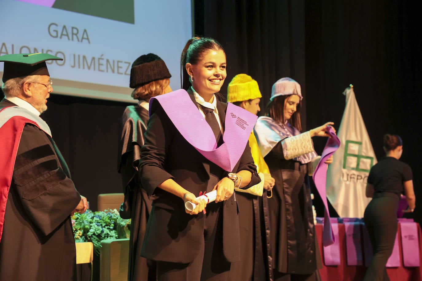 La Fernando Pessoa entrega las orlas en su nuevo paraninfo