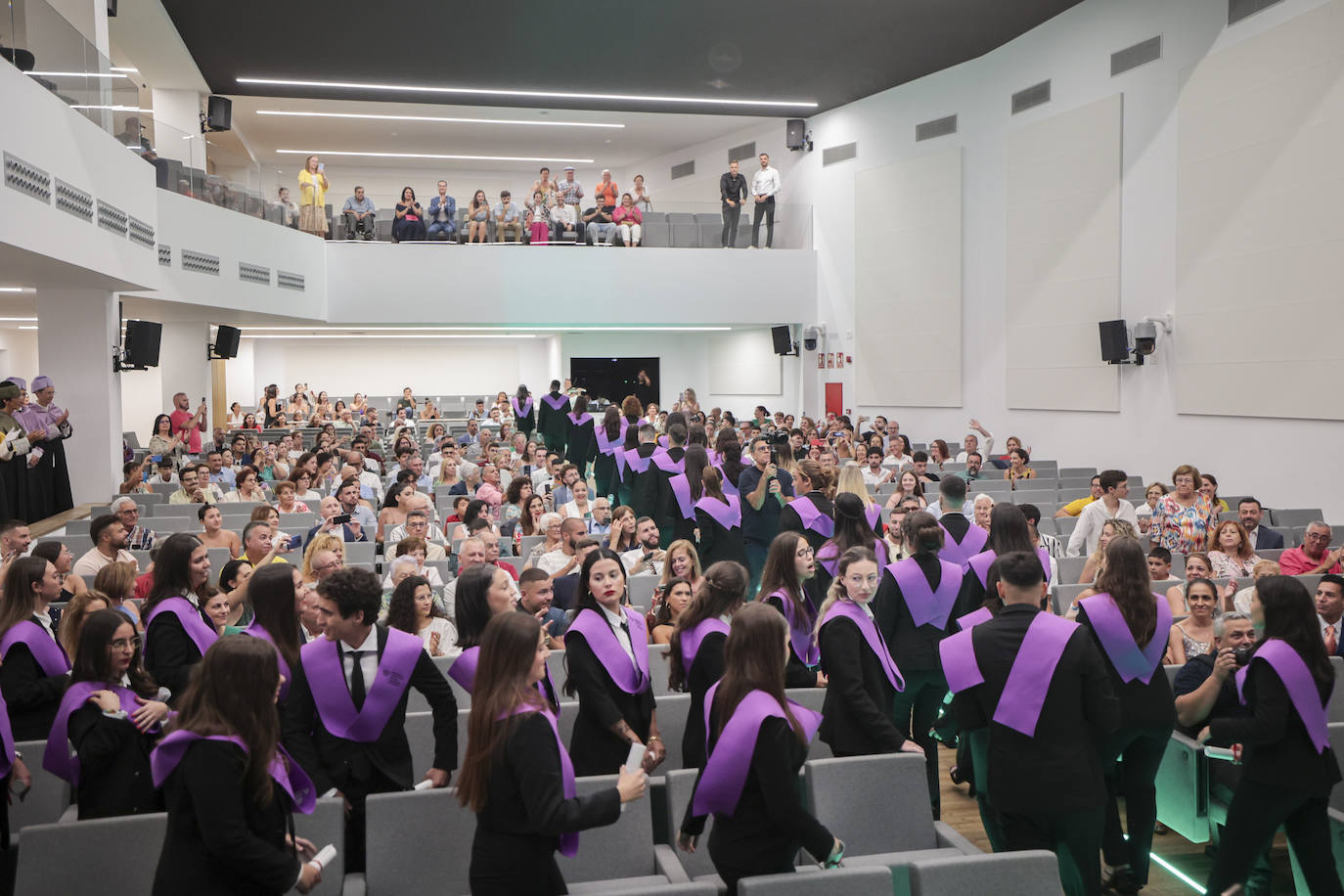 La Fernando Pessoa entrega las orlas en su nuevo paraninfo