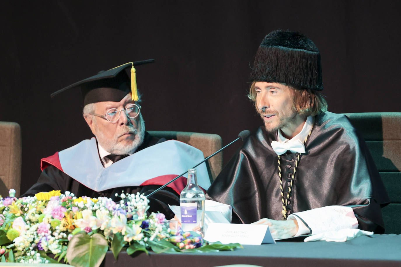 La Fernando Pessoa entrega las orlas en su nuevo paraninfo