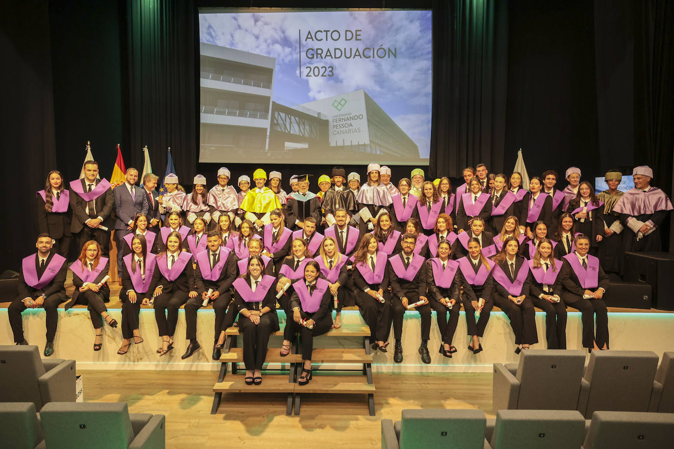 La Fernando Pessoa entrega las orlas en su nuevo paraninfo