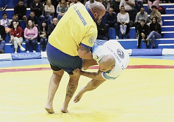 Aco Sánchez, del Guanarteme, puede con Nauzet Rodríguez.