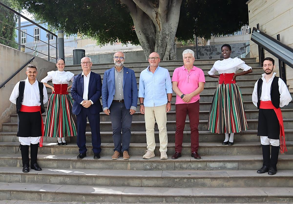 De izquierda a derecha, Miguel Hidalgo, José López Fabelo, José Miguel Álamo y David Castellano, junto a jovénes de Coros y Danzas.