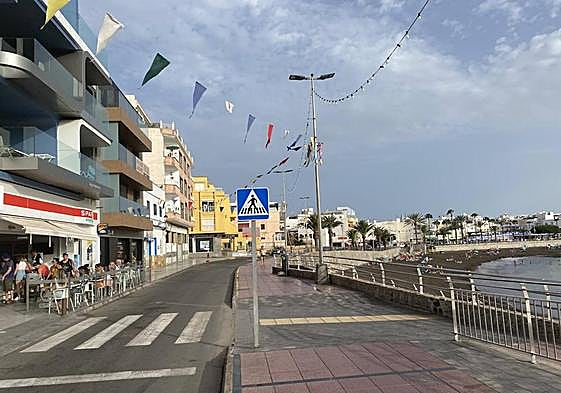 Vista de la calle Miguel Marrero, en el tramo que discurre paralelo a la playa de Las Marañuelas, en Arguineguín.