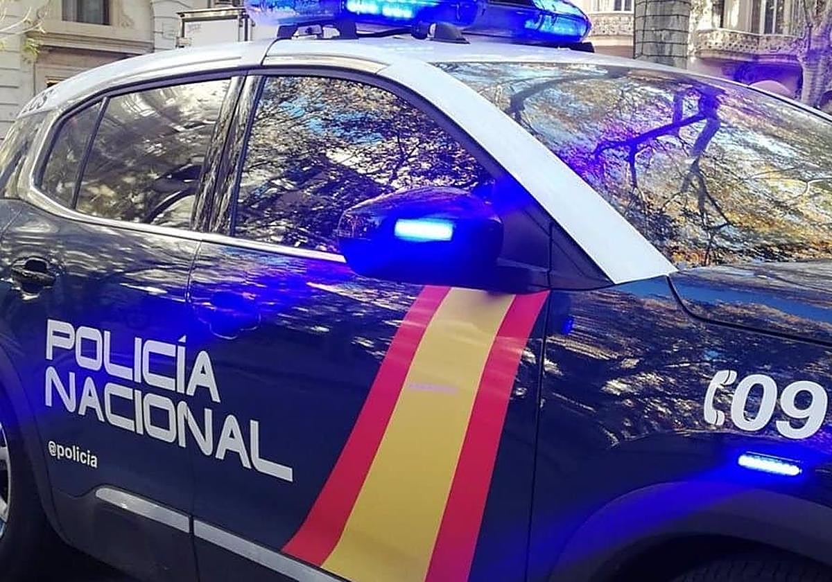 Un joven amenaza con un cuchillo al recepcionista de una pensión