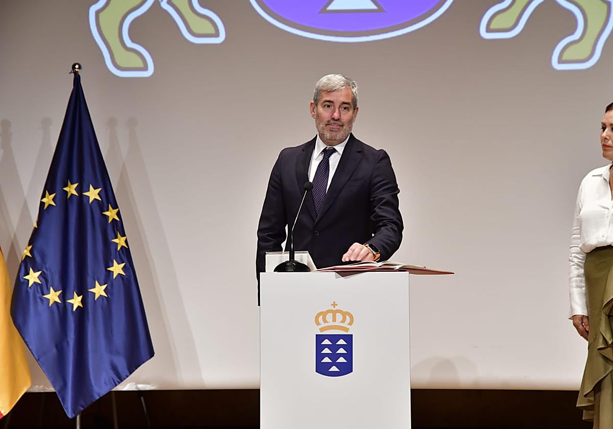 Clavijo promete cargo como presidente y pide unión para construir Canarias: «No sobra nadie»