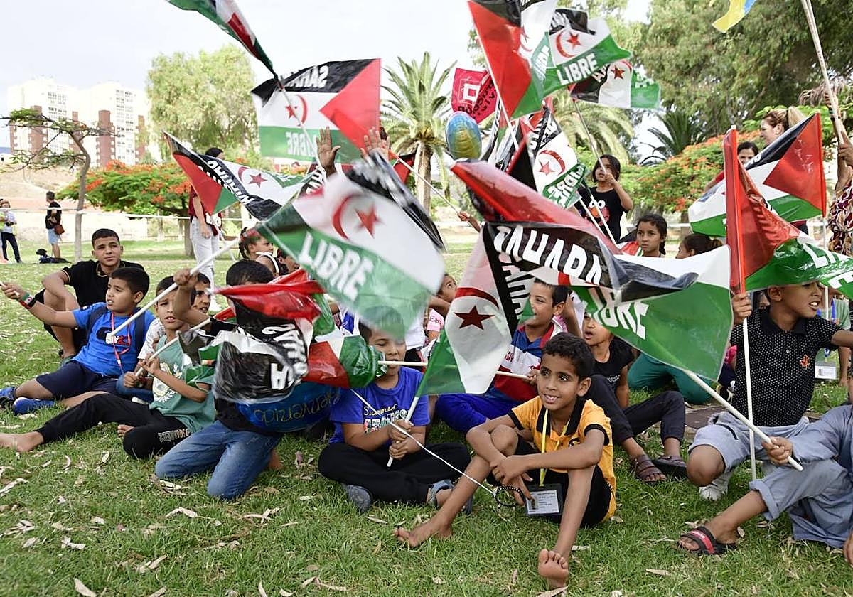 Los niños saharauis del programa &#039;Vacaciones en paz&#039; aterrizan en Canarias