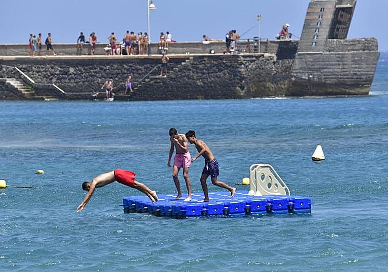 Bañistas sofocan el calor en la playa.