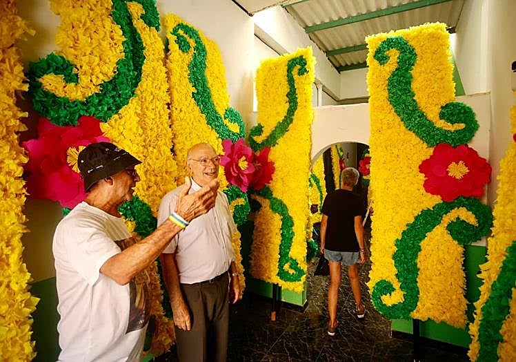 Imagen principal - Distintas estampas de los trabajos de los vecinos de La Isleta para vestir sus calles para la procesión de este domingo.