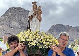 Un momento del procesión, este domingo, en Agaete.