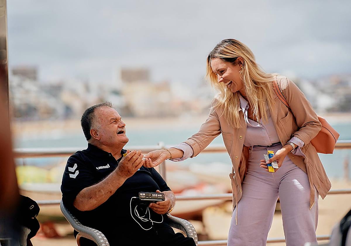 María Fernández, durante su paseo por el paseo de Las Canteras.