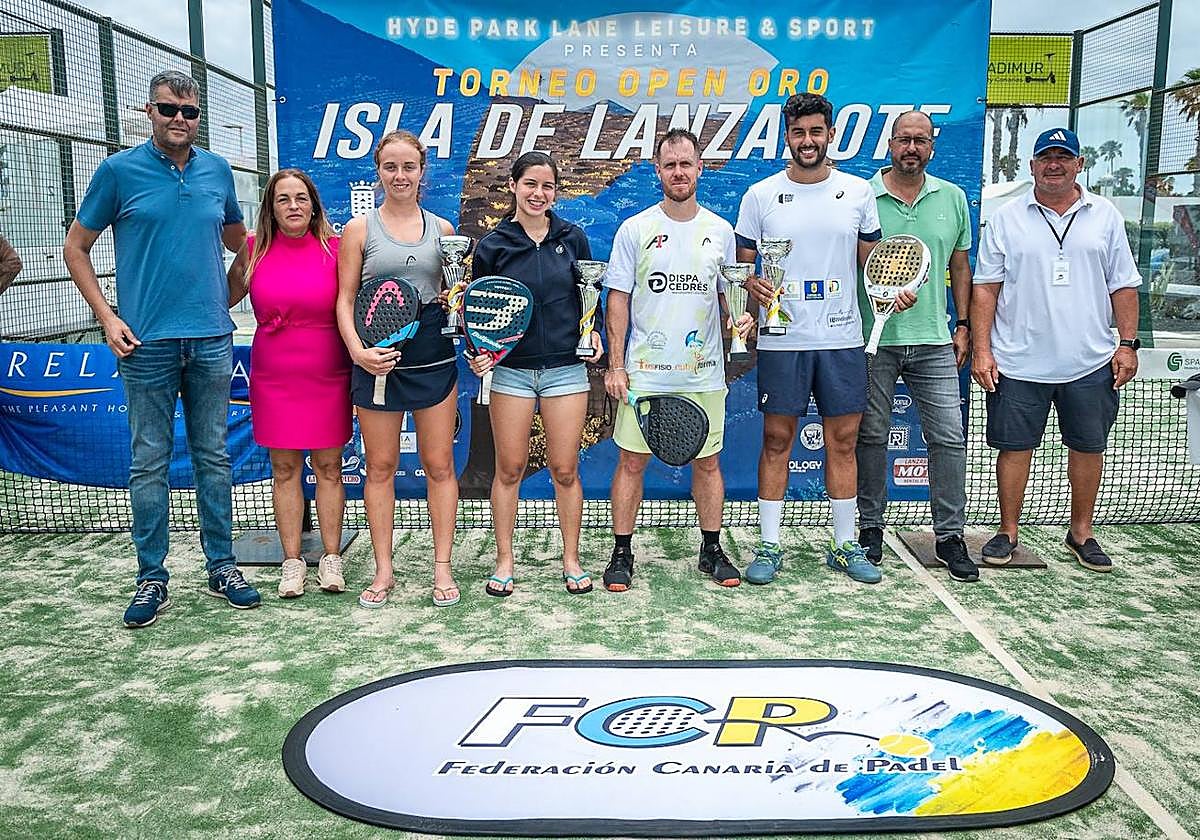 Las parejas ganadoras de la competición, con las autoridades.