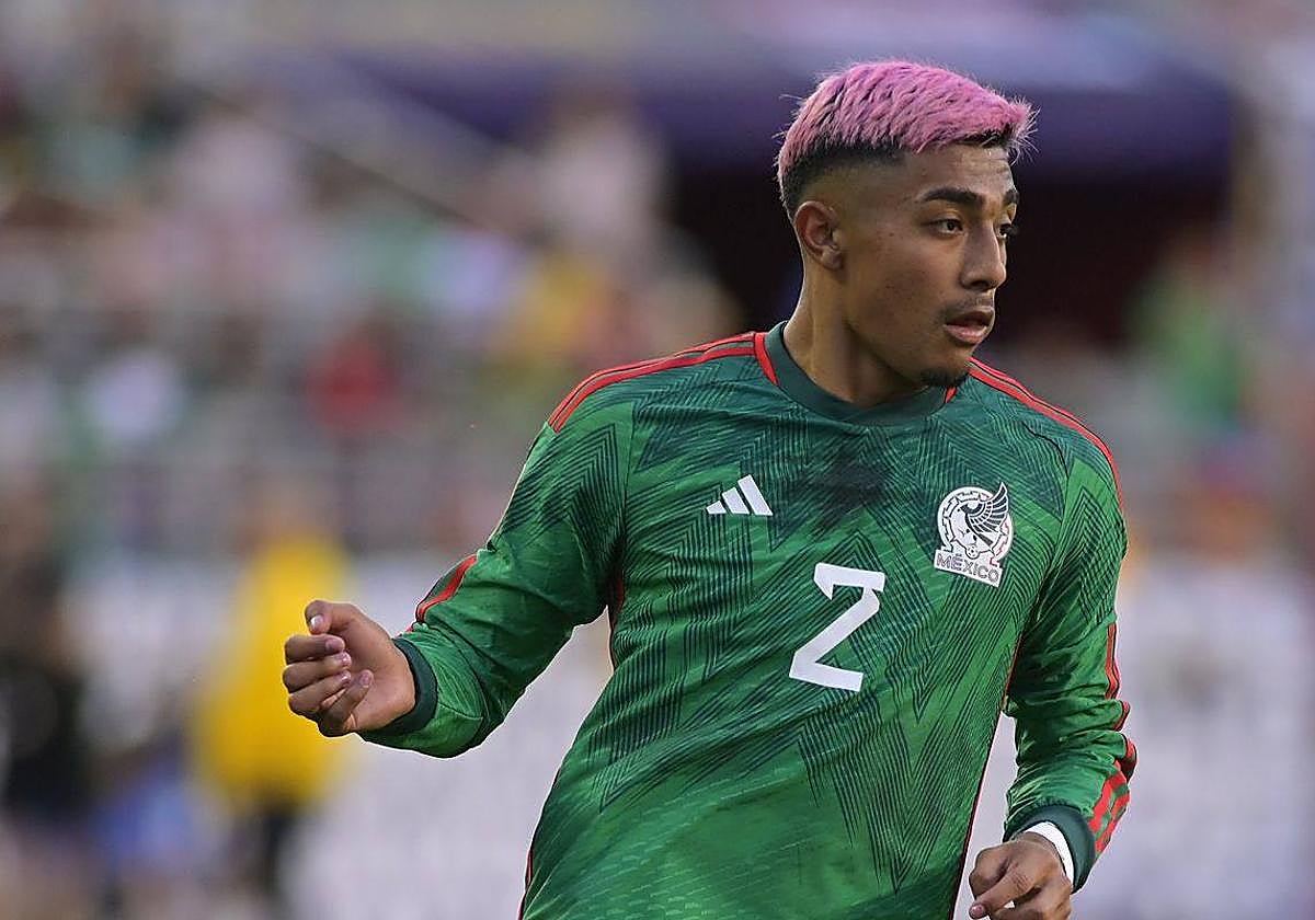 Julián Araujo, en un partido con la selección de México.