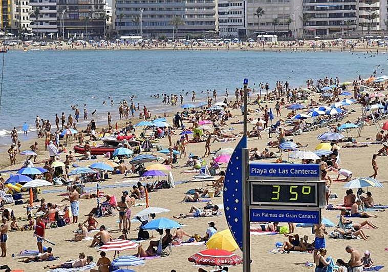 El agua de Las Canteras, el mejor aliado para combatir el calor.