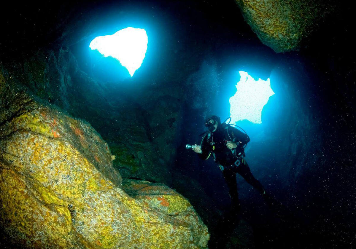 Cueva submarina de 20 metros de alto en Tenerife.- La Catedral es un veril rocoso con arcos, bóvedas y simas, en cuyo interior hay una cueva de 20 metros de alto. Este imponente edificio volcánico, que recuerda por dentro a una catedral, está situado apenas a cinco minutos en embarcación del Puerto de la Cruz, en el norte de la isla de Tenerife. La inmersión es adaptable a todos los niveles y comienza con un descenso hasta la cota -20 y una exploración de la intricada orografía del lugar que puede llegar a los 45 metros de profundidad.