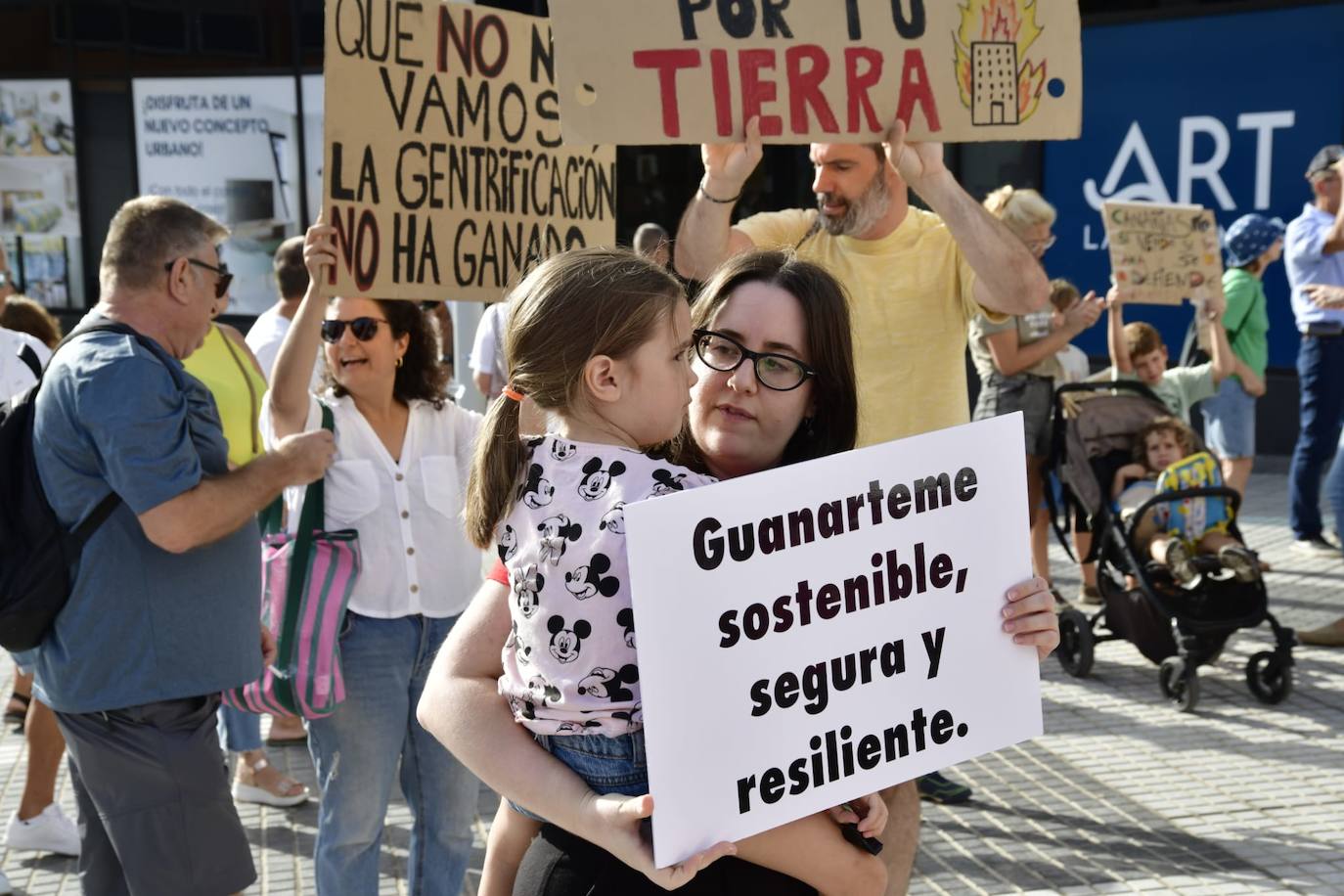 Pancartas, altavoces y mucho ruido en la manifestación de apoyo a Guanarteme