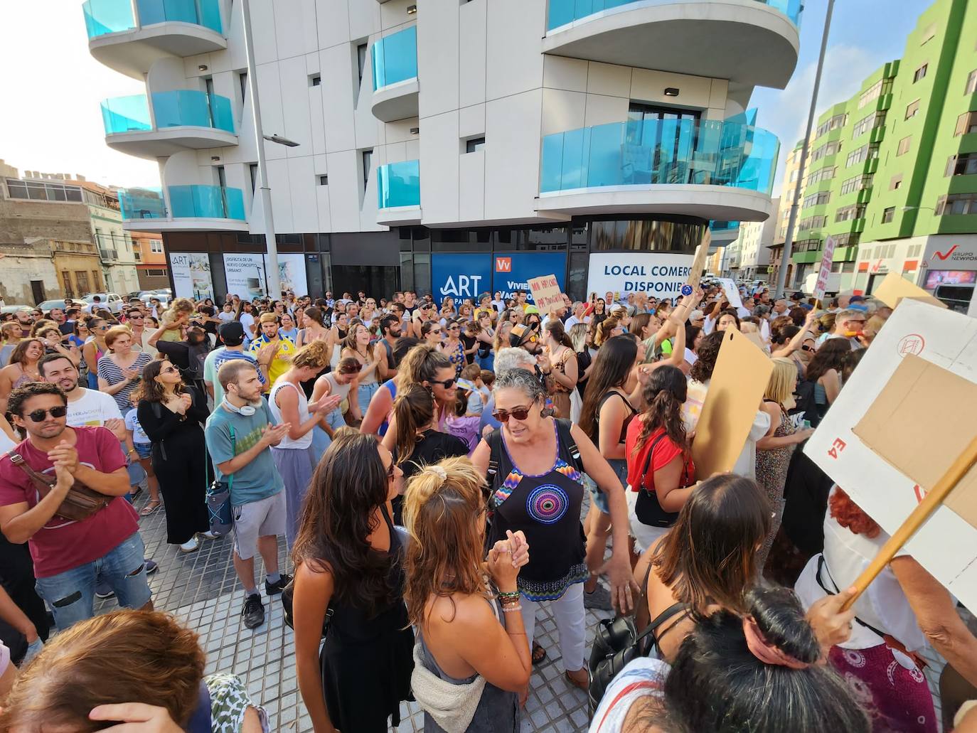 Pancartas, altavoces y mucho ruido en la manifestación de apoyo a Guanarteme