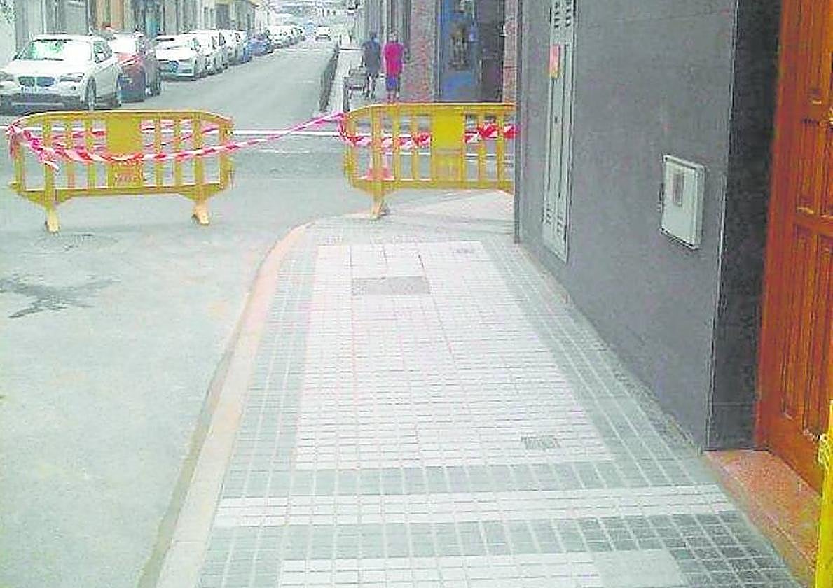 Mejora de un tramo de acera en la calle Almansa.