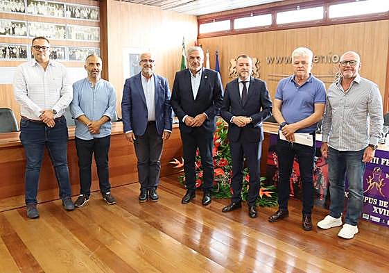 Foto de las autoridades en la inauguración del Campus de Etnografía y Folclore.