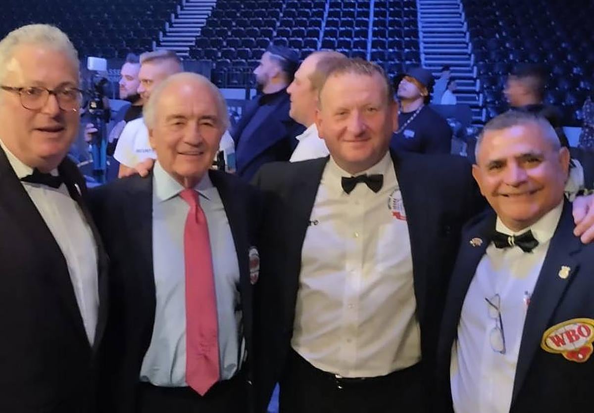 Salvador del Pino, Pantera, a la derecha, durante la velada en Newcastle (Inglaterra).