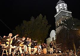 Concierto en la plaza de la iglesia de Tequise.