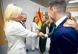La consejera de Sanidad, Esther Monzón (1º izq.), con los nuevos cargos de la Consejería.