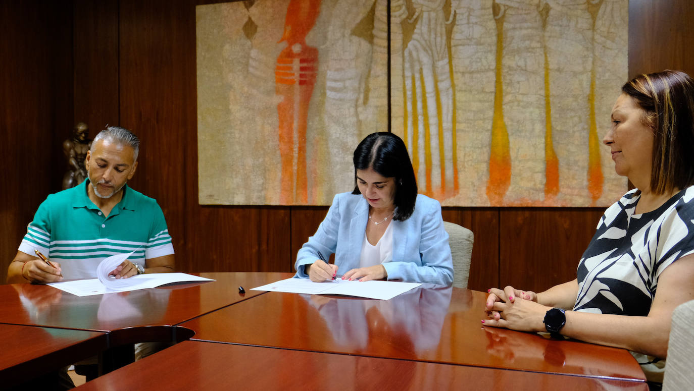 El Ayuntamiento y la Fundación Canaria Universo Unido de Fund Grube firman un convenio para la integración social de jóvenes